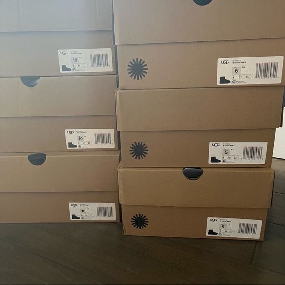 NIB Authentic UGG Women Classic Mini II Boot Black 1016222 - Picture 13 of 13